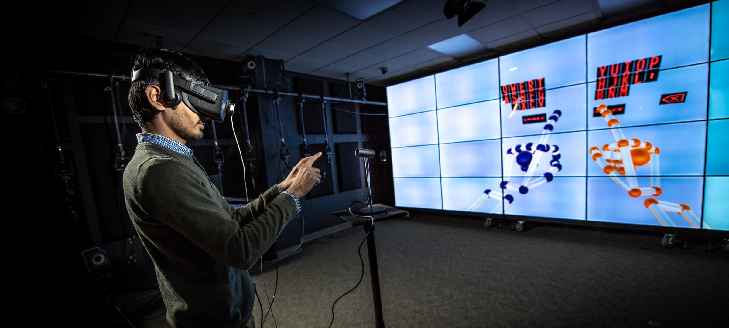 Psychology students test a VR program for behavior science. 