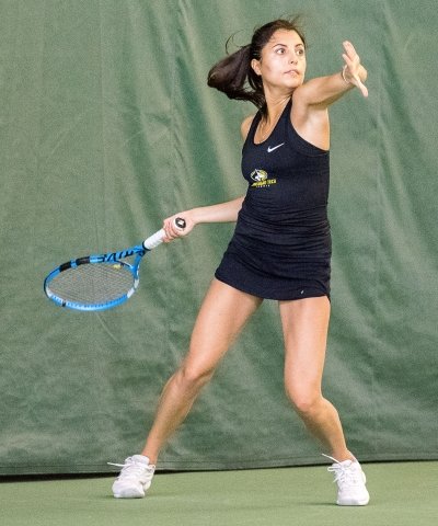 Vicky Quinde swinging racquet.
