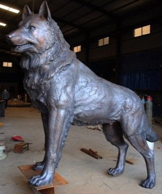 Next time you see this impressive creature, it will be standing guard in Husky Statue Plaza, in front of the Van Pelt and Opie Library. The statue, the showpiece of the new Alumni Way, was sculpted by artist Brian P. Hanlon.