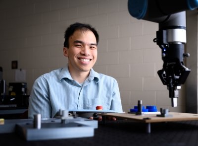 Vinh Nguyen, assistant professor of mechanical engineering-engineering mechanics and MTU Manufacturing Day coordinator in his lab.