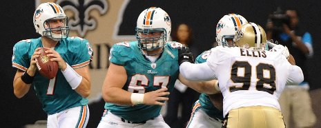 Joe Berger, #67, a former Husky, plays with the Miami Dolphins.