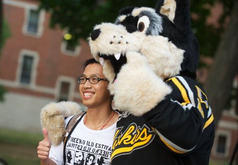 Blizzard T. Husky welcomes new students to Michigan Tech.