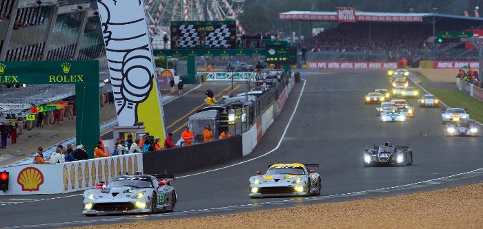 A crowd of cars at Le Mans, including the Vipers in front.