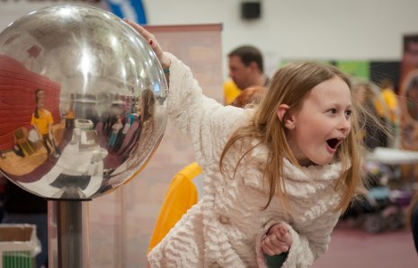 Mind Trekkers GLBSE Touching a Van de Graaff generator literally makes your hair stand on end.