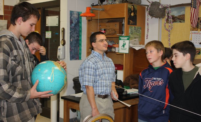 Noyce Scholar Larry Hermanson brings the rotation of the earth to life in a Michigan classroom.