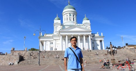 Yue Li in front of the Helsinki Cathedral in Finland