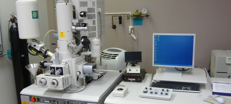 FE-SEM system showing column, sample area, computer, and controls.