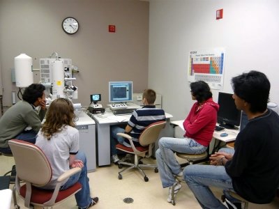 A group of five students in the FE-SEM lab are observing the operator.
