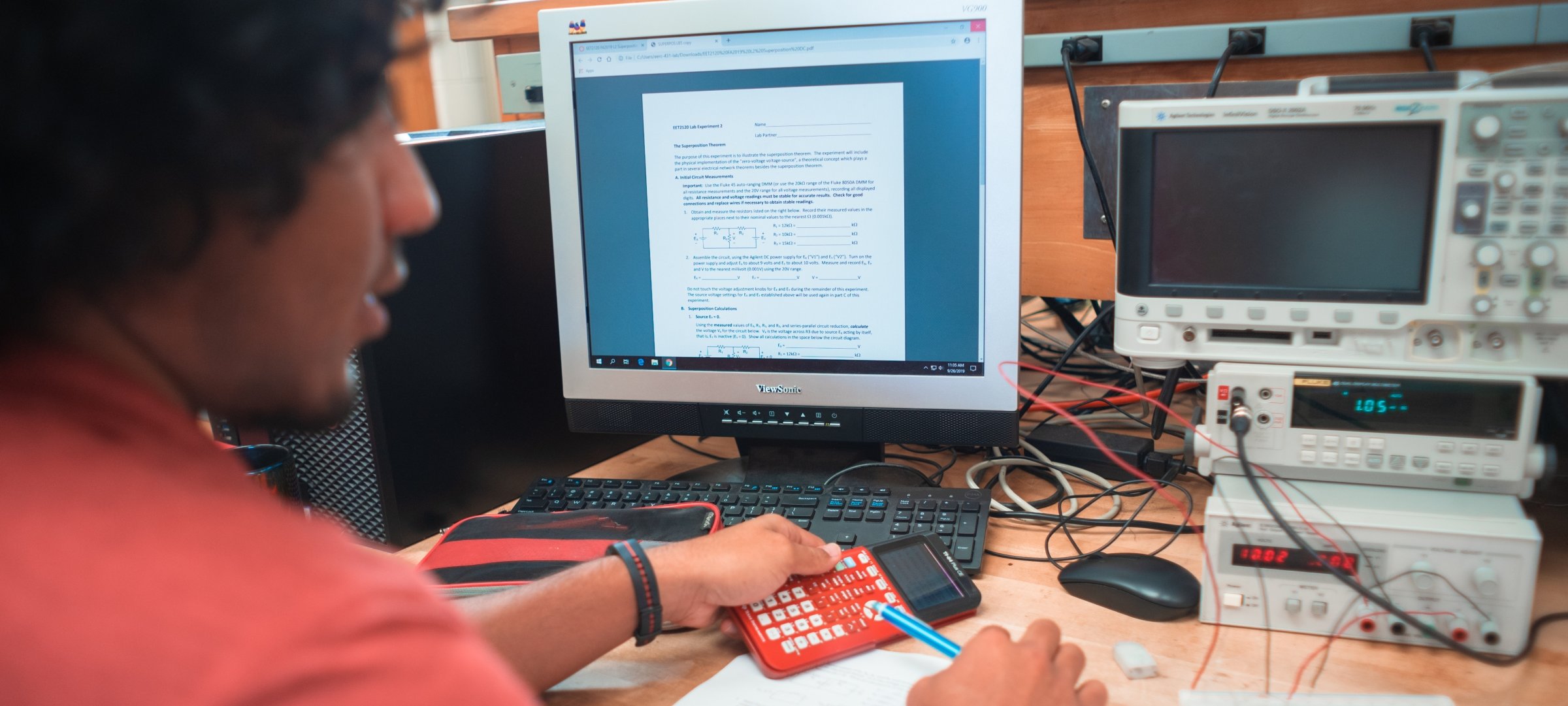 Student working in the EET lab.