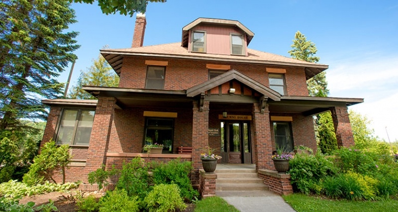 Alumni House on a sunny summer day.