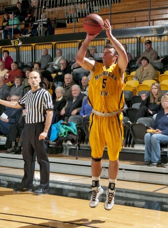 Stelzer shooting as a Husky.