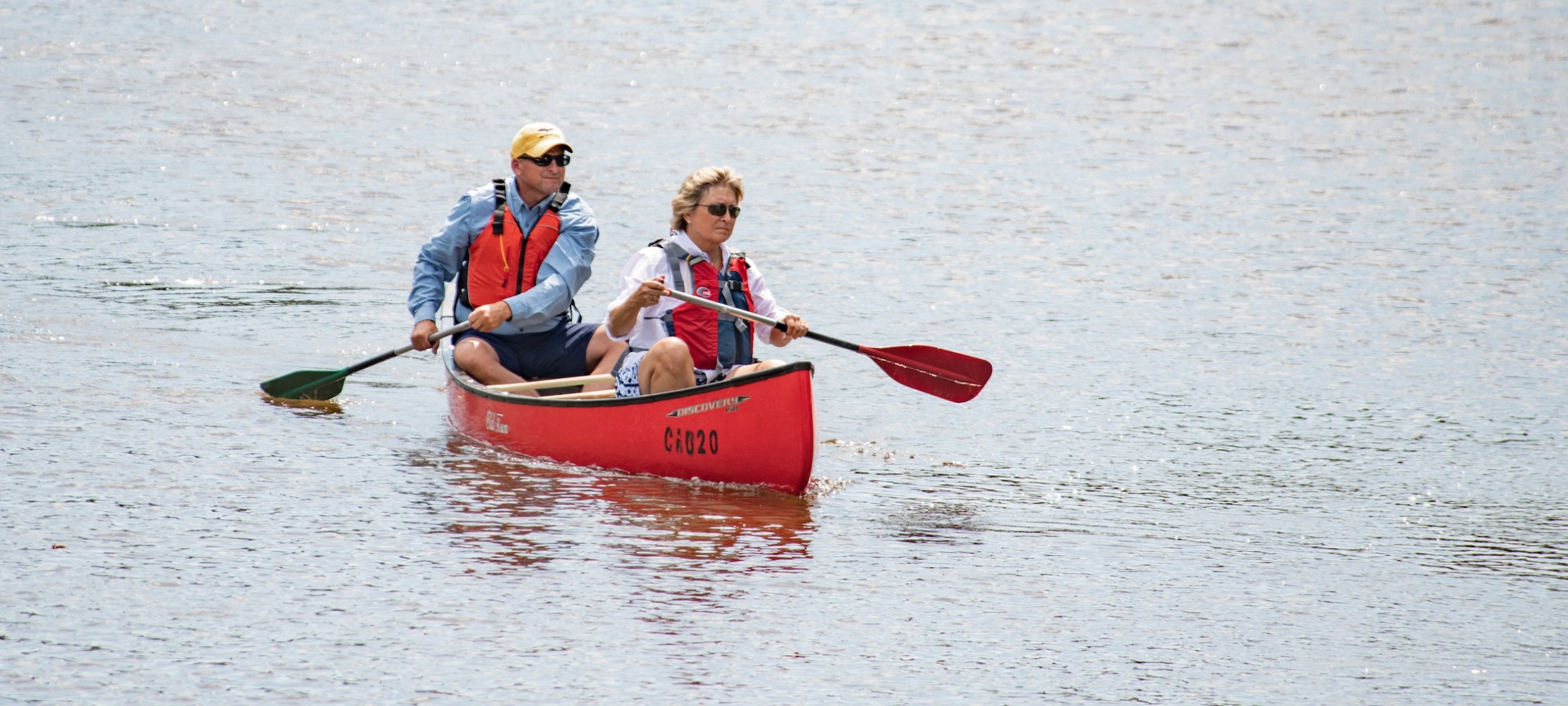 Two alumni canoeing at an alumni event