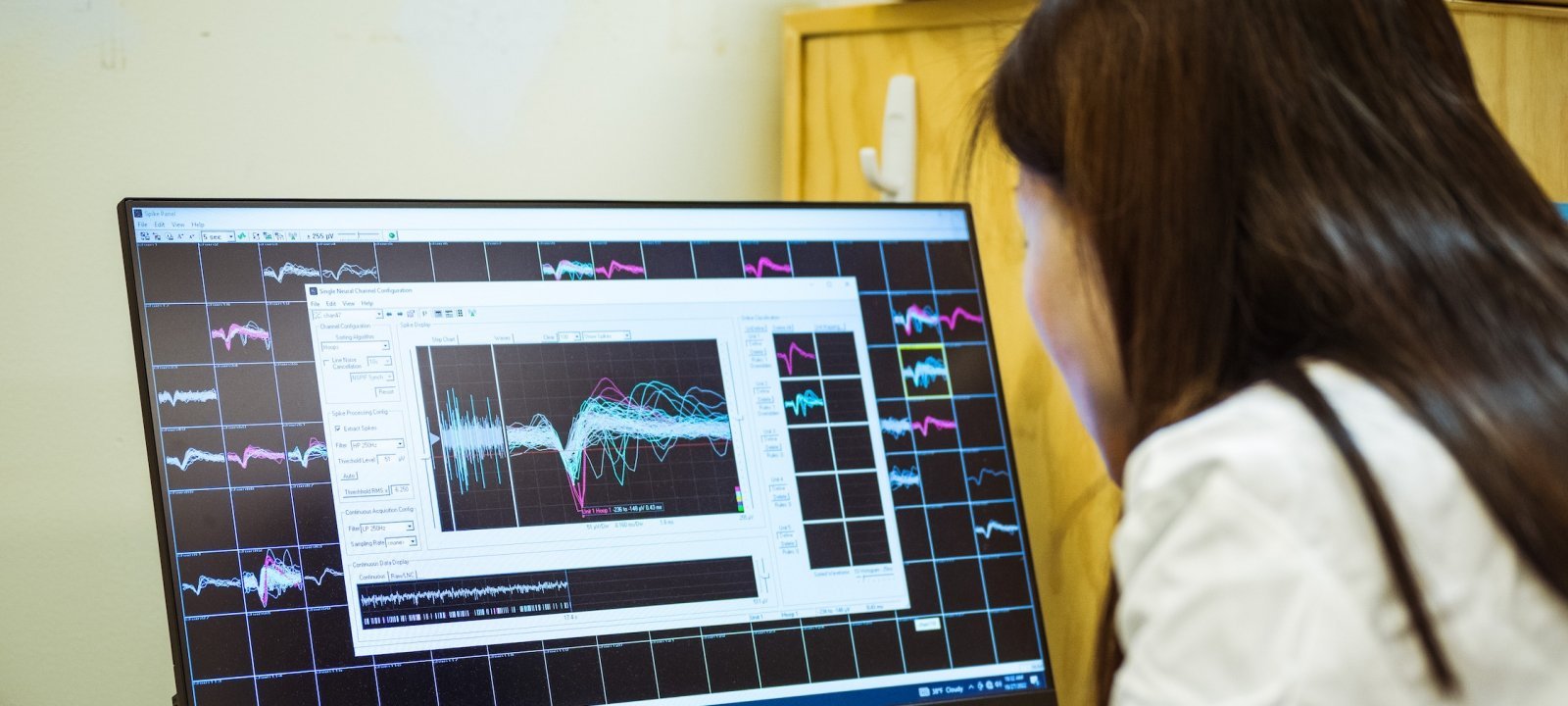 Biosensors and Biomedical Instrumentation showing a computer signal in the Yu lab.