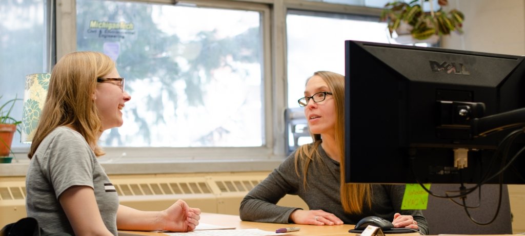 A student gets advice from Julie Ross.