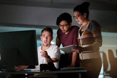 Students discuss their project in the learning lab