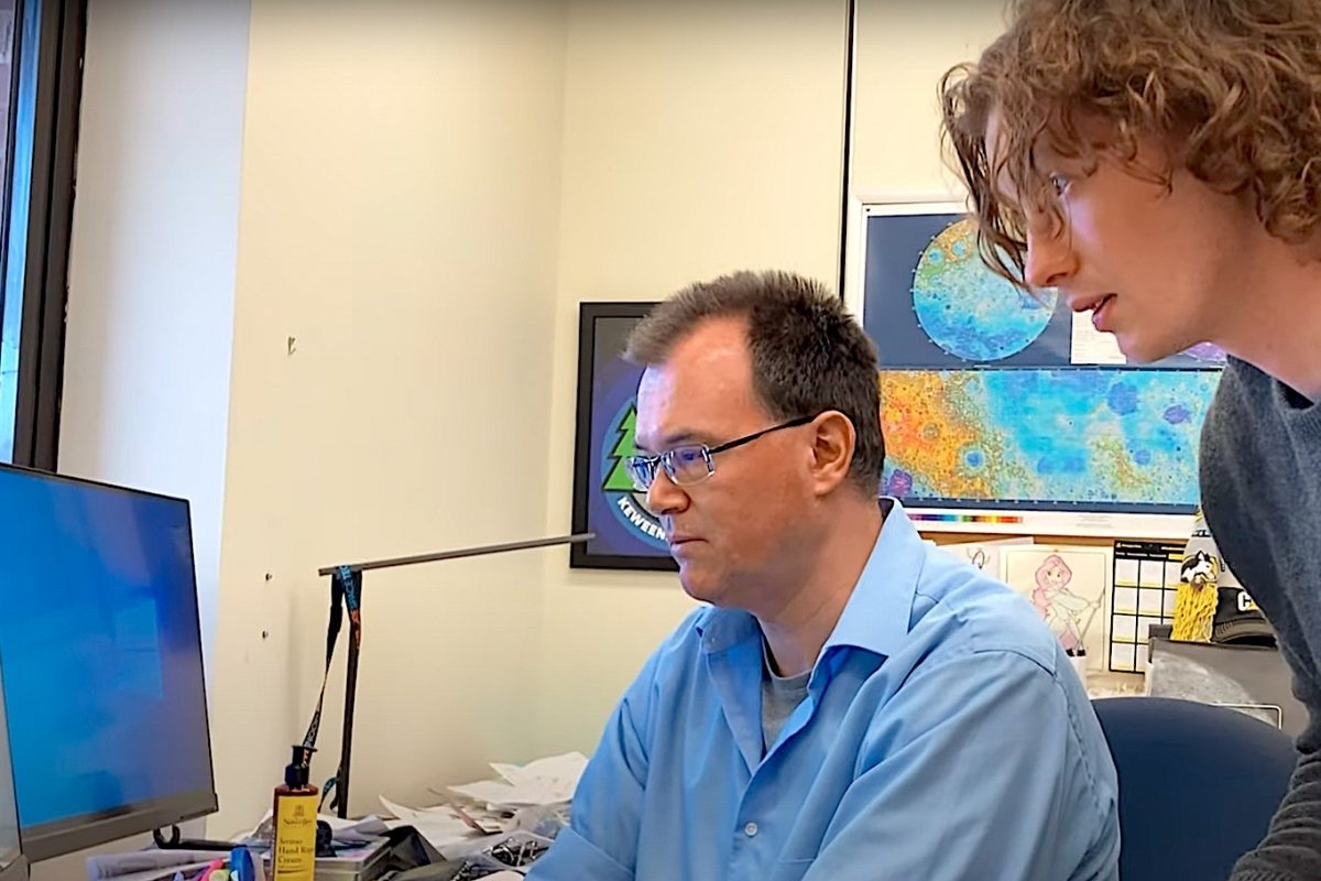 Paul van Susante and student check his computer.