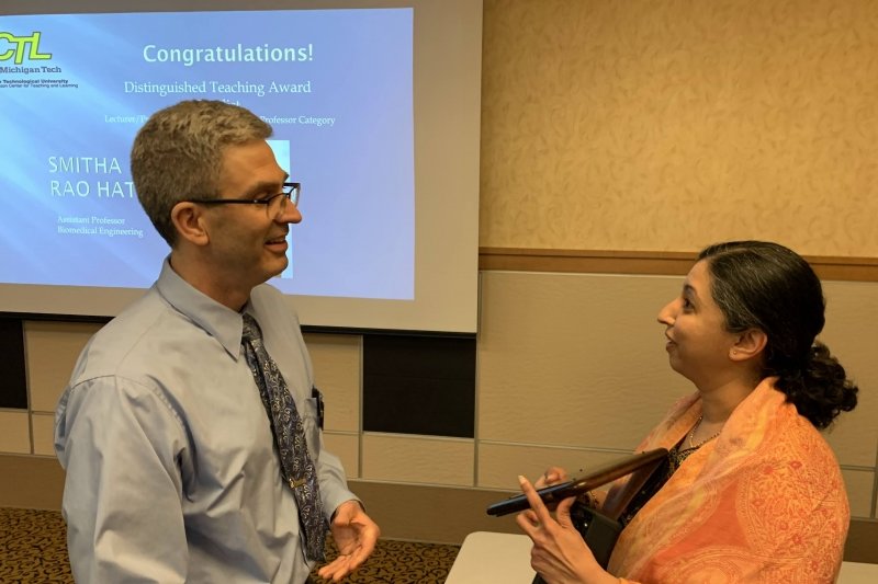 Smitha Rao accepting an award for teaching excellence.