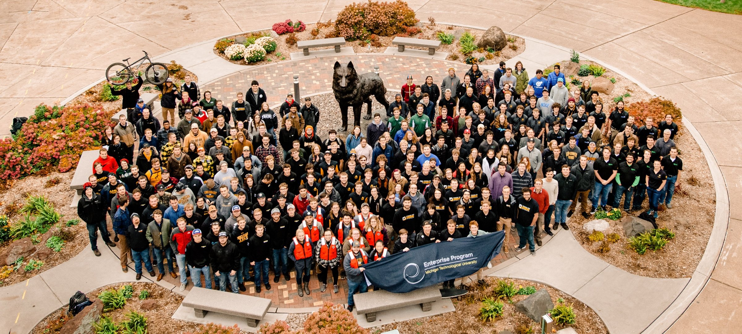 Enterprise students pose around the Michigan Tech husky statue