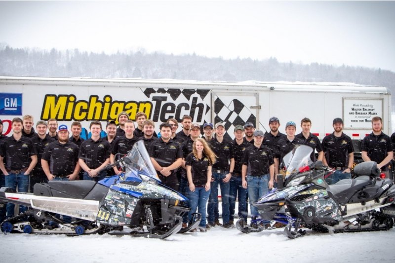 Advanced motorsports team photo