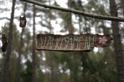 wooden sign that says "welcome" in swedish