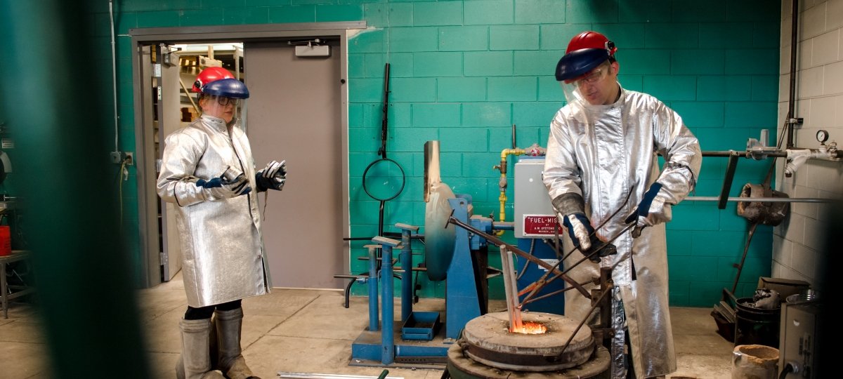 Two people working in the foundry.