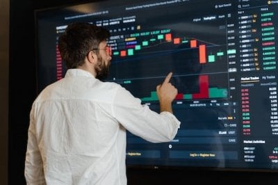 Professional explaining a data visualization while he is in the workplace.