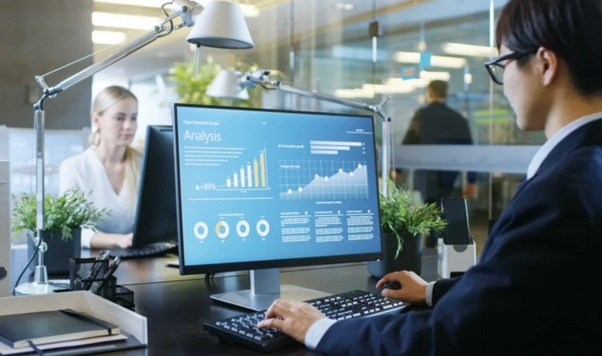 Two applied statistics professionals working in an office.