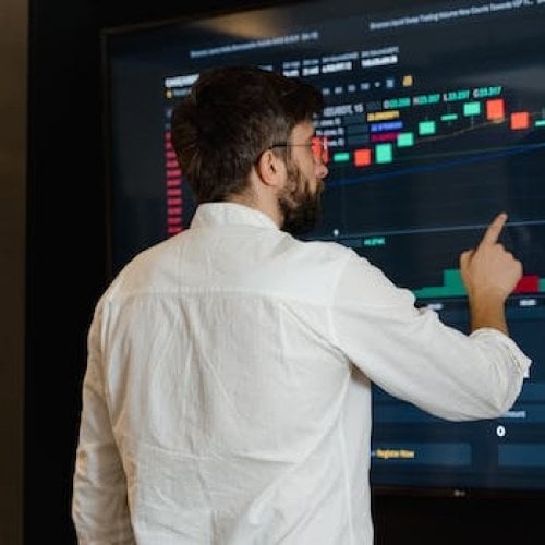 Man explaining applied statistics on a monitor.