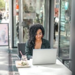 Student working on her TechMBA while outside.