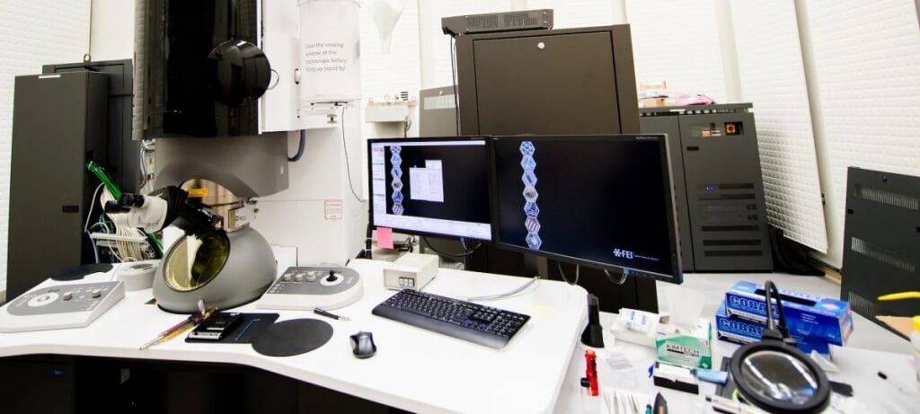 picture of acmal facility instrument connected to monitors