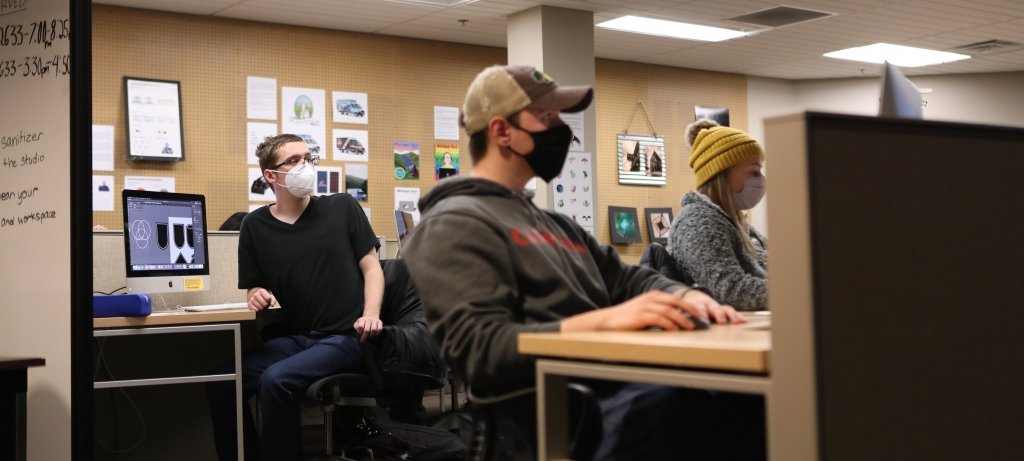 Image of students working on iMacs in the HDMZ computer lab.