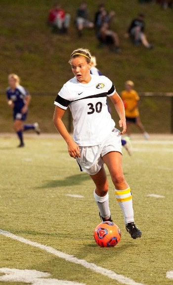 Jess Splittgerber dribbling the ball down the field.