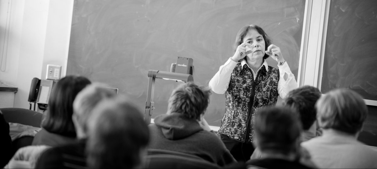 Nilufer Onder teaching a class.