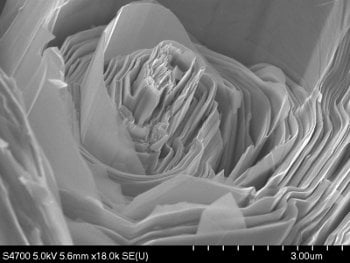 High-resolution images reveal merelaniite?s complex structure, which form a scroll-like cylinder made of neatly stacked sulfides.