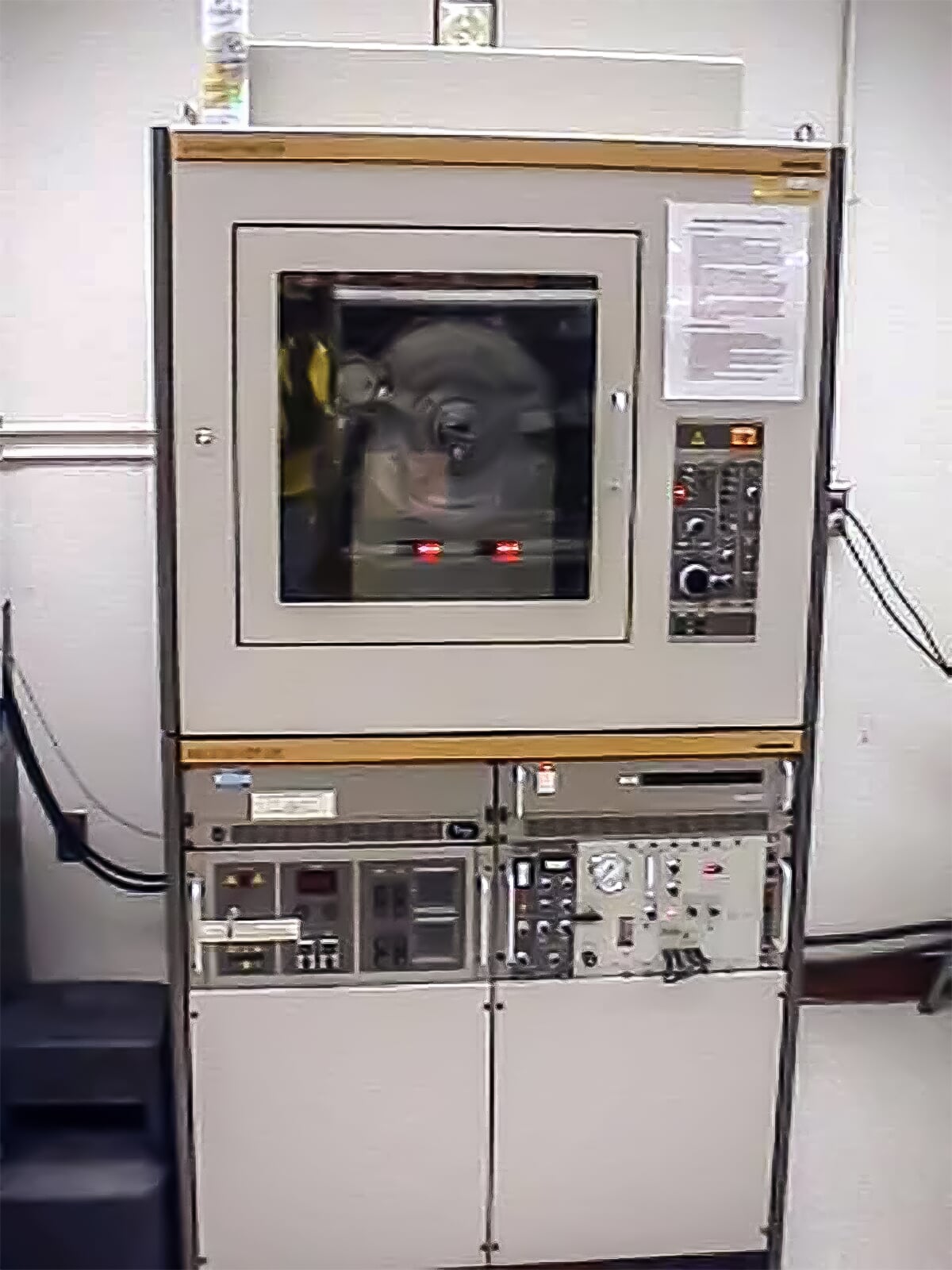 A close up of the XRD D500 instrument.