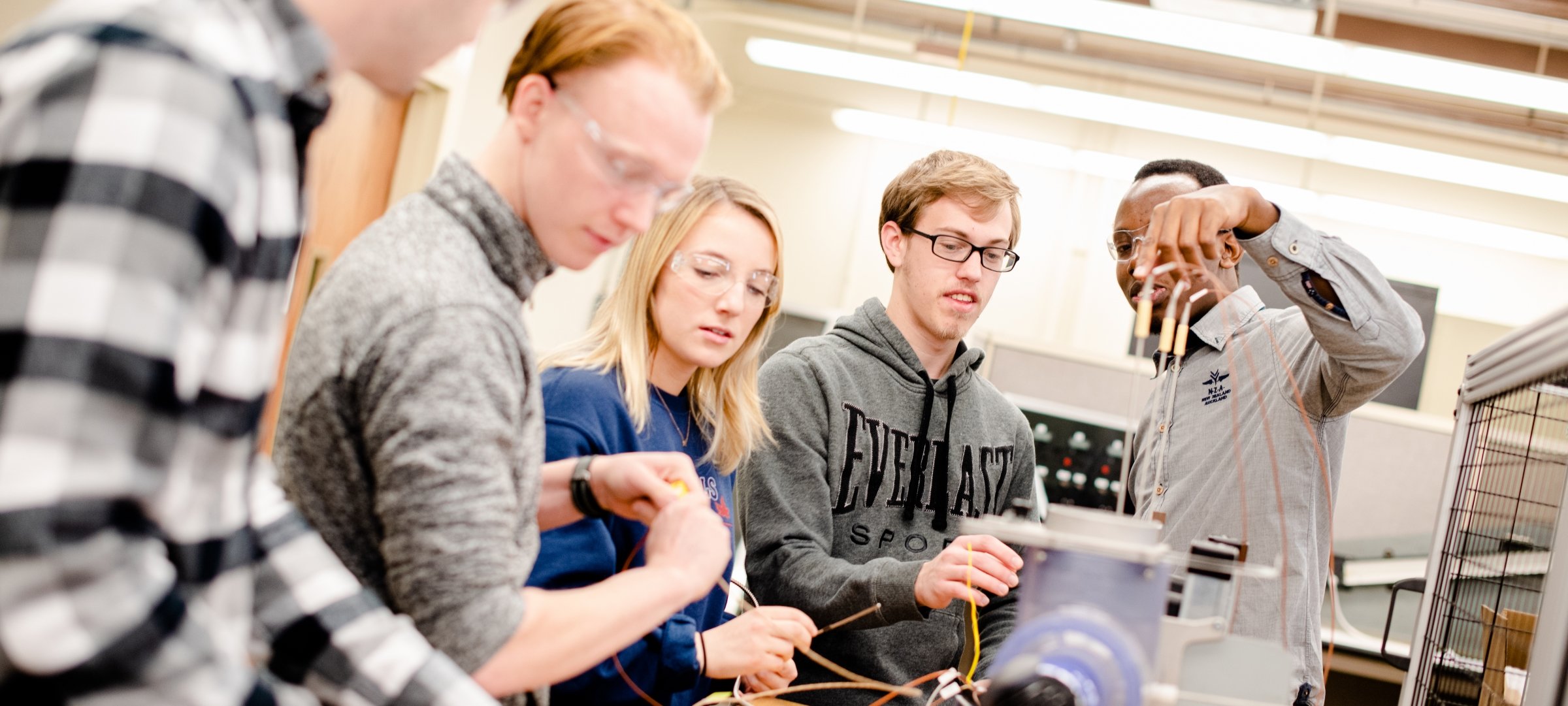 Undergraduate students in a mechanical engineering lab.