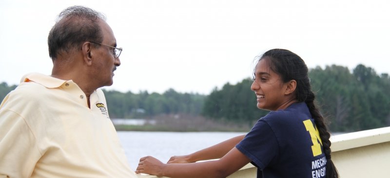 Younger and older alumni together on the boat cruise.