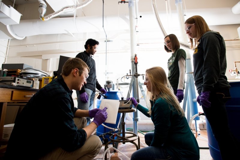 Undergrads work with graduate students to monitor the carbon dioxide scrubber. 