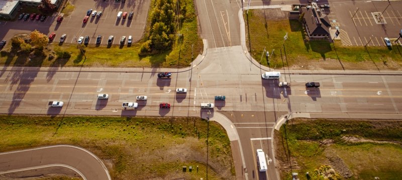 A group of cars at an intersection as seen from above.