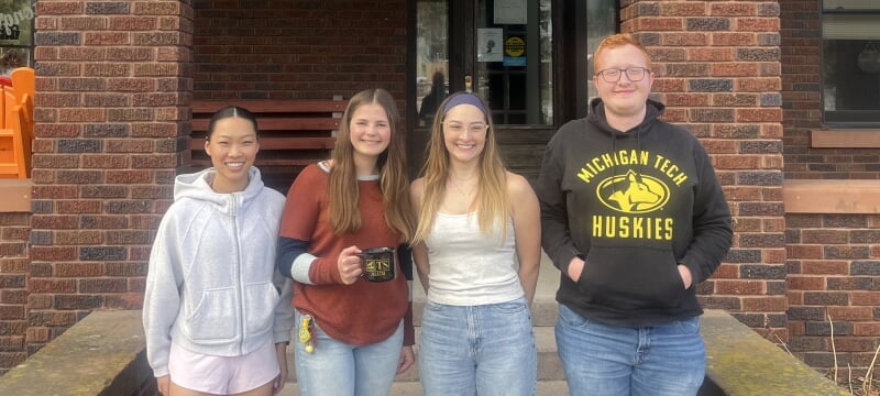 ounding members of the Thompson Scholars Association stand outside Michigan Tech’s Alumni House