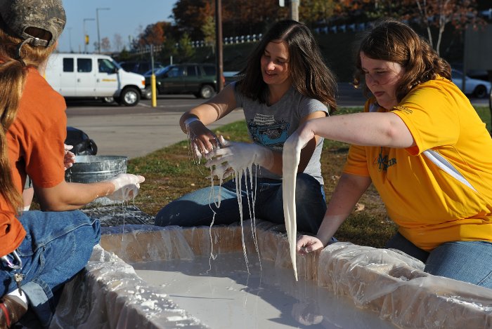 MIND TREKKERS from Michigan Tech mix up a batch of oobleck.