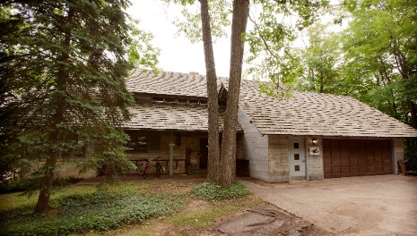 Nestled in a peaceful neighborhood on Woodland Rd., the two-story Honors House student residence offers six suites, a fully renovated kitchen, new furnishings and more.