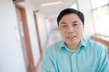 Yun Hang Hu and his doctoral student Bing Han have developed an efficient method to split water into hydrogen molecules using visible light. 