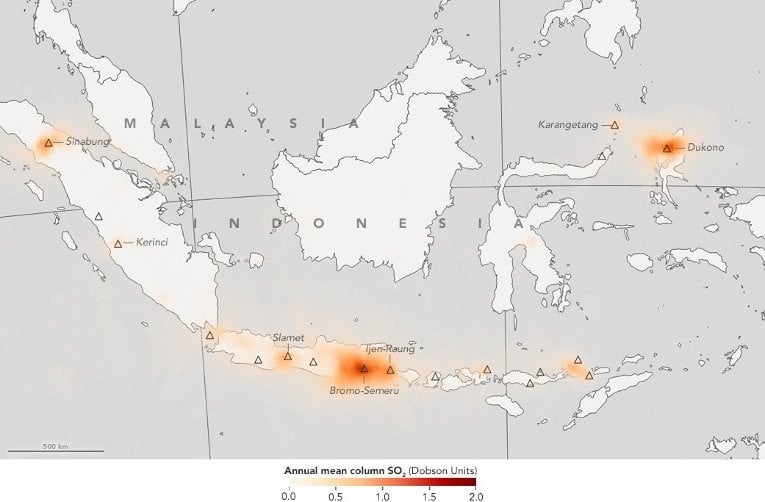 Final volcano data viz 2 Volcanic sulfur dioxide emissions from Indonesia's many volcanoes are shown in shades of orange. The data was produced from observations from NASA's Aura satellite. Credit: Jesse Allen/NASA's Earth Observatory