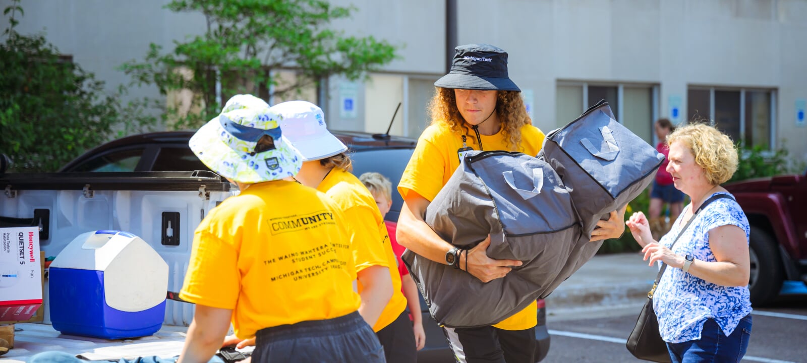 Move In Day volunteers