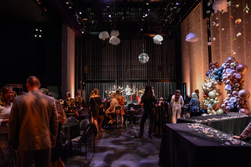 backstage rozsa with a live band