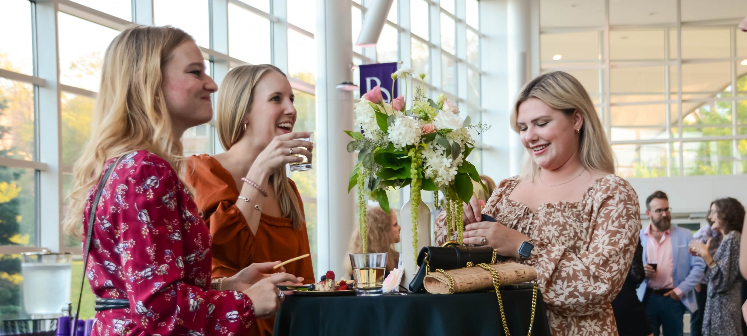 rozsa lobby table setting with flowers centerpieces and lemonade