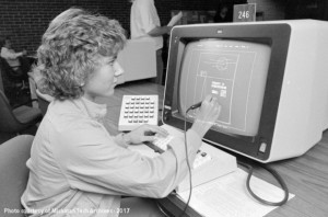 women_tech_computer