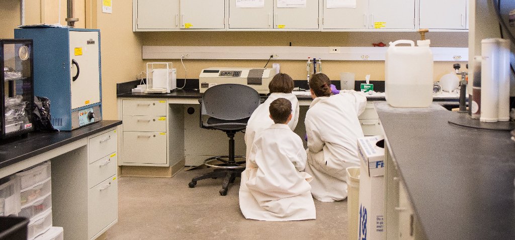 Anika Kuczynski shows kids the magic of science in a Great Lakes Research Center lab.